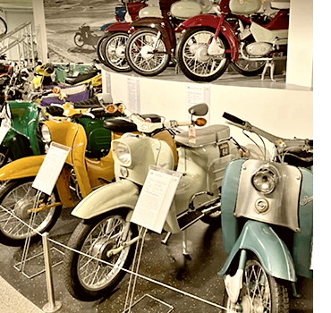 Ausstellung von verschiedenen Simson Kleinkrafträdern im Fahrzeugmuseum Suhl