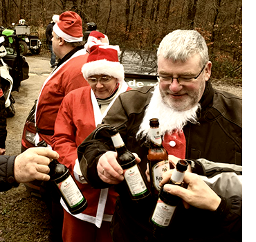 Mehrere Meer Biker - Heinz im Vordergrund - im Weihnachtsmannkostüm stoßen am Nienstedter Pass mit Bierflaschen an.