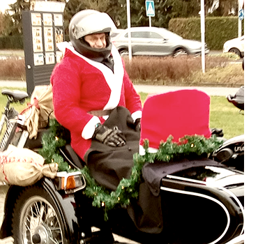 Kalle im Weihnachstmann-Kostüm im Beiwagen sitzend von Heinz' Ural
