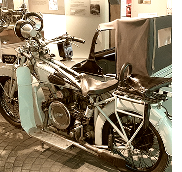 Im PS-Speicher ausgestelltes Motorrad mit überdachtem Beiwagen in helltürkis aus dem Jahr 1927 mit 600 ccm.