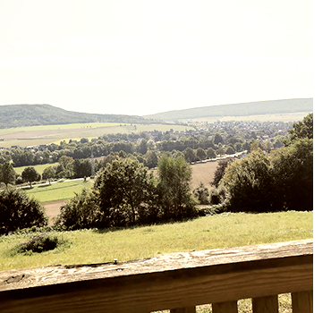 Blick über den grünen Deister bei sonnigem Wetter