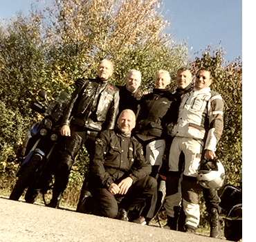 Gruppenbild mit den Meer Bikern Chris, Heinz, Rolf, Kerstin, Bernd und Thorsten neben ihren Motorrädern
