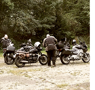 Jan und Heinz stehen neben unseren Motorrädern während einer Pause auf einem Klosterparkplatz.