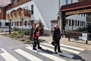 Imke und MIcha auf dem Weg vom Motorradparkplatz zur Restaurant-Terrasse