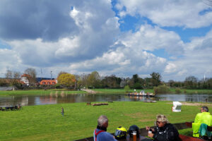 Blick auf die Weserfähre neben dem Fährhaus Grohnde