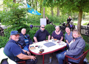 Nettes Beisammensein beim Kuchenessen