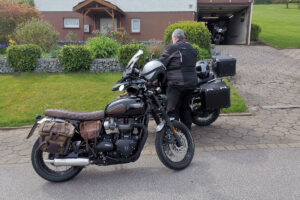 Heinz überprüft etwas an seiner BMW GS