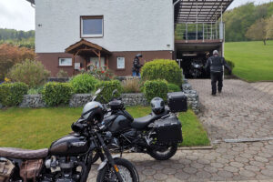 Micha kommt aus dem Haus und Heinz geht zu Burkhard