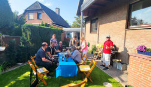 treffen_bei_guenther_2023-06-17_02 Ein anderer Moment, Frank, Torsten, Heidi, Micha, Angie, Kalle, Petra und Jan am Grill.