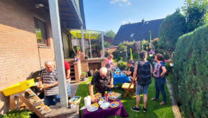 treffen_bei_guenther_2023-06-17_03 Der Grillabend ist eröffnet. Vorne links steht Günther, dahinter am Grill Jan. Ansonsten sind hier zu sehen Micha, Kalle, Petra, Torsten, Frank, Anngie und Günthers Frau Heidi.