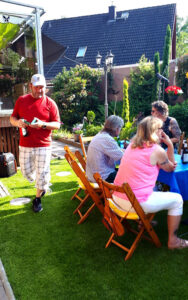 treffen_bei_guenther_2023-06-17_06 Jan steuerte die Musik über sein Smartphone. Am Tisch sitzen hier Kalle, Petra und Angie.