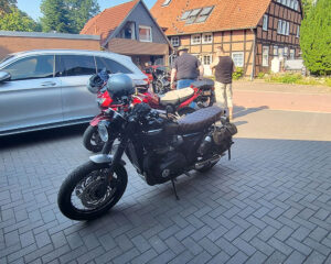 treffen_bei_guenther_2023-06-17_08 Heinz und Ralf stehen beim Ural-Gespann