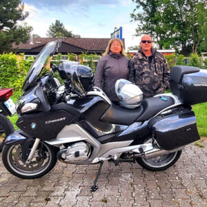 Petra und Micha mit ihrer BMW