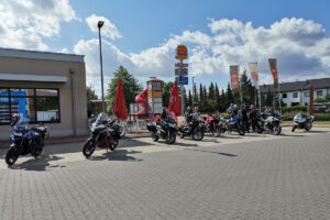 Motorräder, die bei dieser Tour dabei sind: Triumph, Ducati, BMW, Triumph, Honda, Yamaha, BMW, BMW und Suzuki