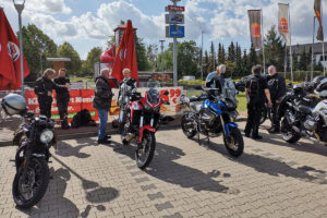 Kurzer Austausch vorm Start der Tagestour ins Weserbergland