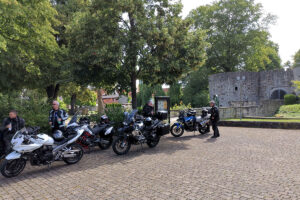 Pause vor der Ruine der Burg Coppenbrügge