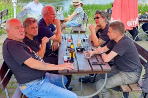 Micha, Kalle, Dirk O., Angie und Dirk N. warten aufs Essen