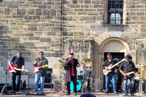 Southern-Rock-Band TUSCON vor dser Sigwartskirche