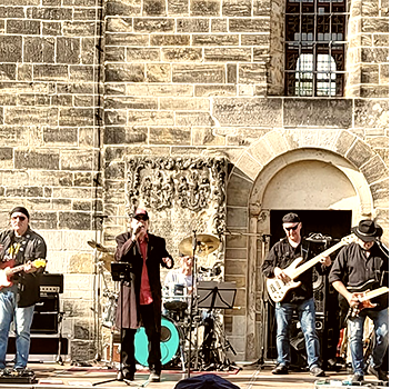 Die Southern_Rock-Band TUSCON auf der Bühne vor der Sigwartskirche in Idensen.