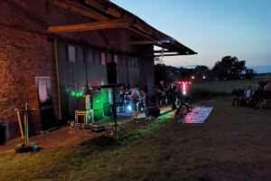 Live-Musik bei der Sommerparty der Sunseeker in Garbsen - Präsident Carsten an der Gitarre (rechts) Live-Musik bei der Sommerparty der Sunseeker in Garbsen - Präsident Carsten an der Gitarre (rechts)