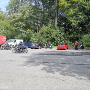 Imke (recht) parkt ihre Kawasaki im Schatten