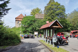 Blick vom Parkplatz vor der Burg Sternberg auf die Burg.
