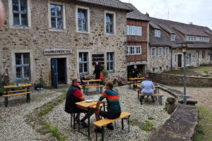 Blick auf den Burggaststätteneingang und die Einfahrt zum Innenhof der Burg Sternberg im Extertal