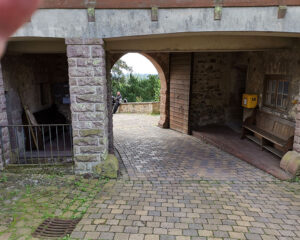 Auffahrt zum Innenhof der Berg Sternberg vom Hof aus gesehen