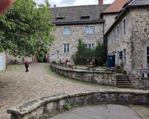 Blick auf den Eingang der Gaststätte (rechts) der Burg Sternberg in einem der Innenhöfe