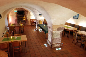 Das gemütliche Gaststättengewölbe in der Burg Sternberg