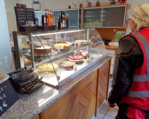 Reichhaltiges Tortenangebot der Burggaststätte