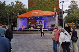Noch ist es früh am Abend und der Platz vor der Bühne an der Wunstorfer Marktkirche leer. Noch ist es früh am Abend und der Platz vor der Bühne an der Wunstorfer Marktkirche leer.