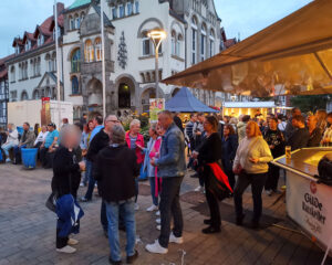 DIe Meerbiker finden sich auf dem Wunstorfer Altstadtfest 2023 vor der Bühne ein DIe Meerbiker finden sich auf dem Wunstorfer Altstadtfest 2023 vor der Bühne ein