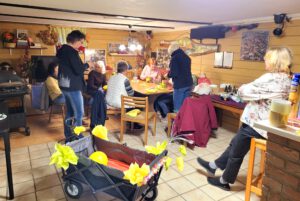 Frauen schmücken ihren Bollerwagen