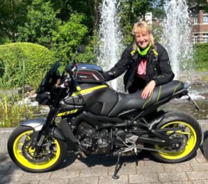 Birgit mit ihrer Yamaha
