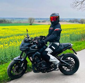 Nadin mit ihrer Yamaha