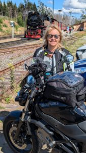 Susanne mit ihrer Suzuki