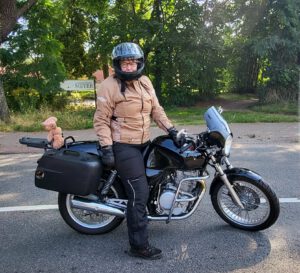Gunda mit ihrer Honda